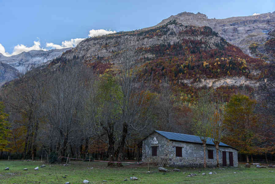 Huesca - parque nacional de Ordesa y Monte Perdido - valle de Pineta 19.jpg